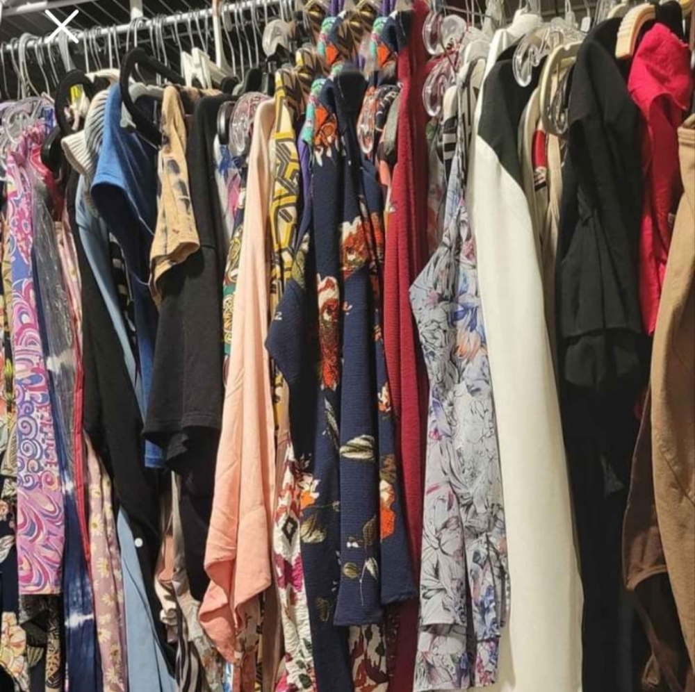 Women's Clothing Lot (TONS OF GOOD STUFF) (PLEASE READ DESCRIPTION)